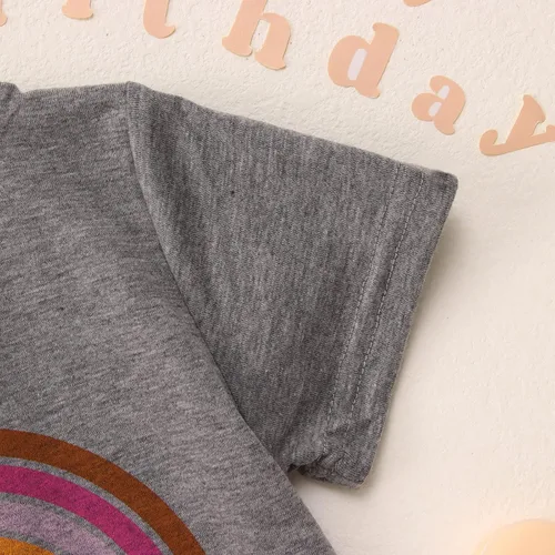 Vista 6 de Camiseta Young Wild and Three para niña, camiseta de 3er cumpleaños para bebé, retro, arco iris, cumpleaños, 3 años
