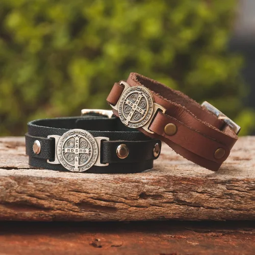 Vista 9 de Intercession Pulsera de protección de cuero genuino de San Benito, fabricada en Brasil, Madera