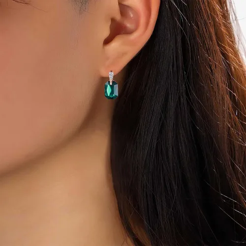 Vista 2 de Yheakne Aretes colgantes de esmeralda vintage, aretes de cristal verde esmeralda, aretes de tuerca cúbicos dorados, aretes de boda verdes, joyería