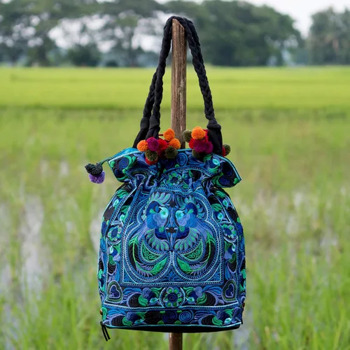 Vista 4 de changnoi Bolsa de mano con cordón hecho a mano, bolsa de compras bordada Hmong Tribes