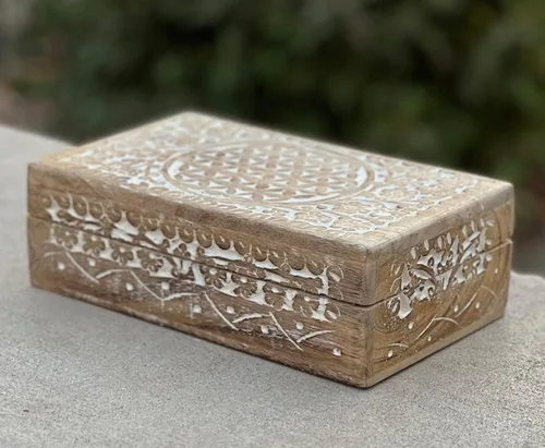 Vista 2 de DharmaObjects Caja grande de madera tallada a mano con flores de la vida, para almacenamiento de tarjetas de tarot, multiutilidad