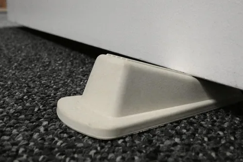 Vista 10 de Shepherd Hardware Cuña de puerta de goma resistente, blanco roto