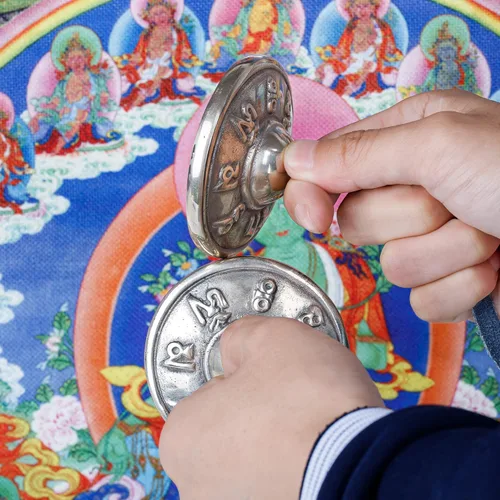 Vista 8 de ZenBless Platillos tibetanos Tingsha 2 piezas, con caja de almacenamiento y funda de tela, campanas de meditación sánscrito de latón blanco