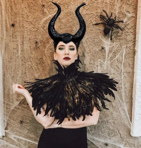 Vista 7 de L'VOW chal gótico con plumas negras y cuernos de Maleficent, disfraz de cuervo para Halloween