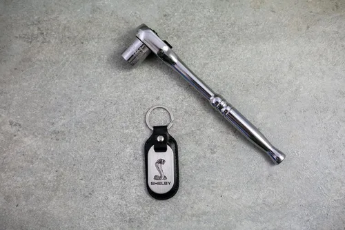 Vista 6 de Shelby Cobra Snake - Llavero FOB de acero inoxidable con licencia oficial Shelby®, hecho de acero inoxidable (llavero) y piel auténtica, fabricado