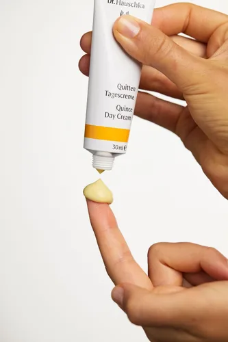 Vista 5 de Dr. Hauschka Crema de día de membrillo, refresca y protege, 1.0 fl oz