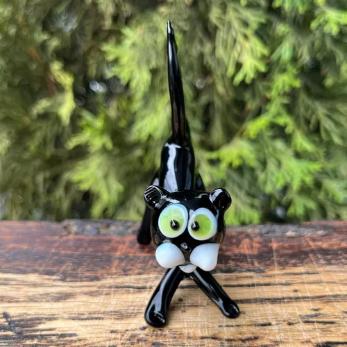Vista 3 de Figura de gato de cristal negro – Escultura de gato en miniatura estilo Murano soplado a mano – Adorno de escritorio de gatito de cristal artístico