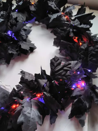 Vista 4 de Guirnalda iluminada de Halloween negra de 6 pies de longitud con luces LED moradas y naranjas preencordadas