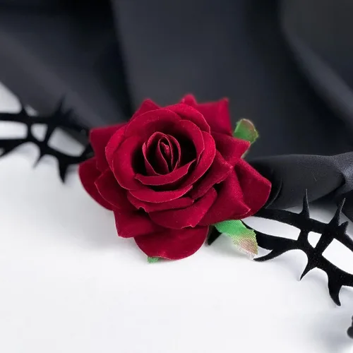 Vista 3 de Caiyao Gargantilla de flores de rosa para mujer, diseño de cordones, gargantilla floral de terciopelo en negro, rojo y azul, perfecto para bodas