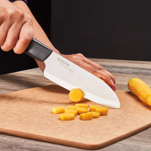 Vista 6 de Cuchillo Santoku de la marca Kyocera Advanced Ceramic y de la serie Revolution con 5 1/2 pulgadas, hoja blanca, Blanco KYOCERA Revolution 5.5-Inch