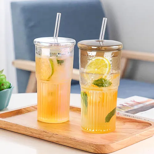 Vista 4 de JunVpic Tazas de vidrio con tapas y popotes, ámbar 20 OZ. Vasos para agua helada, zumo, té, leche, batido y bebidas frías o calientes, juego de 2