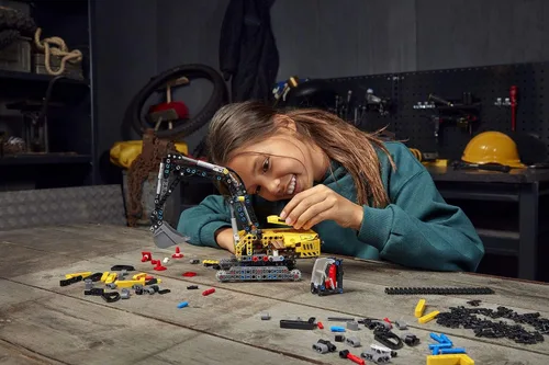 Vista 6 de LEGO Technic 42121 - Kit de construcción de juguetes para excavadora de servicio pesado; un regalo genial de cumpleaños o en cualquier momento