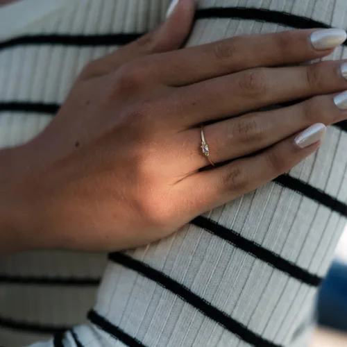 Vista 3 de Anillo de compromiso de moissanita de oro amarillo de 14 quilates para mujer Anillo de compromiso de tres piedras de oro macizo Anillos apilables