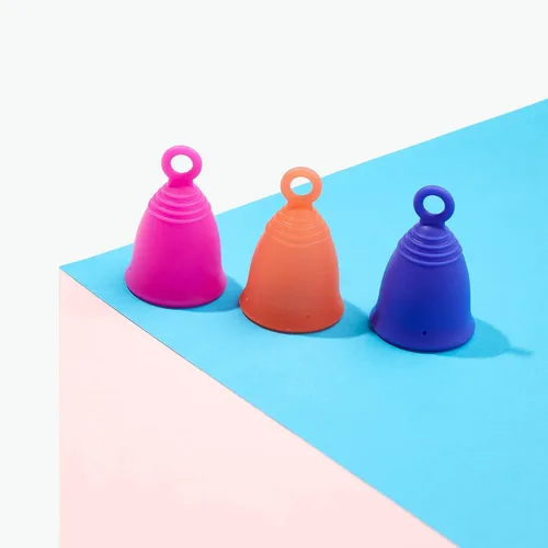 Vista 5 de Anillo de silicona con copa menstrual con vástago de bucle para una fácil extracción, alternativa de tampón reutilizable de 12 horas