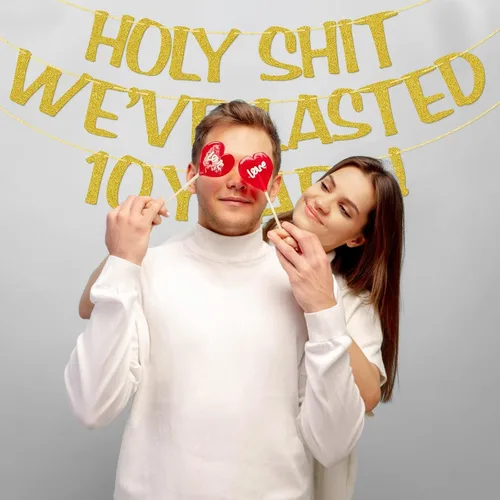 Vista 4 de Holy Shit We Lasted 10 Years - Cartel de 10º aniversario de boda, decoración divertida para él, su marido, esposa, padres, pre-encordado, purpurina