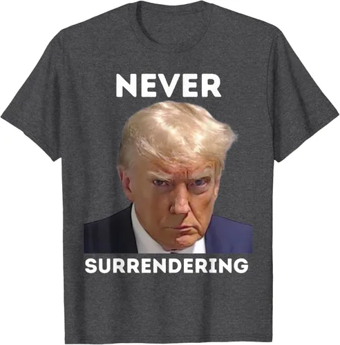 Vista 23 de Triumph Never Surrendering - Camiseta Trump Mug Shot, Negro