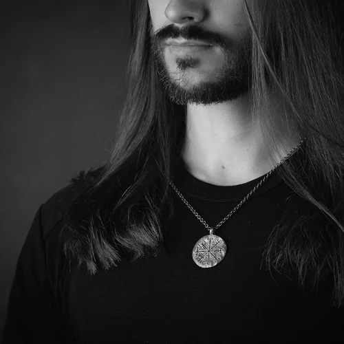 Vista 4 de Baldur Jewelry - Collar de brújula vikinga de plata de ley 925 con colgante Vegvisir Collar de joyería nórdica martillado a mano - Regalos vikingos