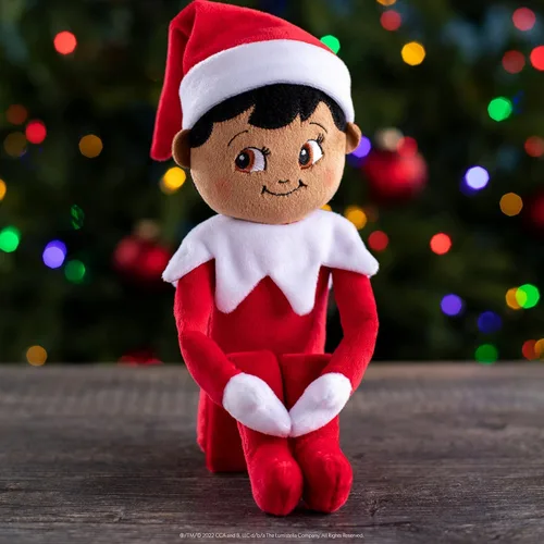 Vista 4 de Elf on The Shelf: Christmas Plushee Pals Bundle Piel oscura Paquete de ojos marrones para niño y niña