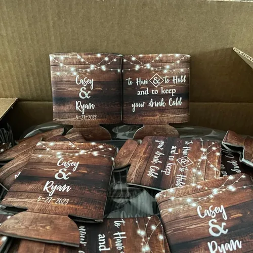Vista 9 de Enfriadores de latas de boda personalizados "para tener y sostener y mantener tu bebida fría" nombres personalizados de novia y novio + fecha