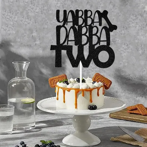 Vista 4 de Decoración para pastel de 2º cumpleaños con diseño de picapiedra Yabba Dabba con temática de cavernícola, decoración de segundo cumpleaños