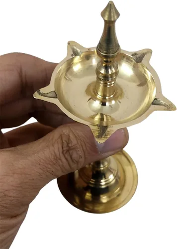 Vista 5 de Latón Kerala Samai Standing Deepak para Puja – Lámpara de aceite tradicional Diya Indian Grabado Profundo Diwali Deepawali Kutthu Vilakku Pooja