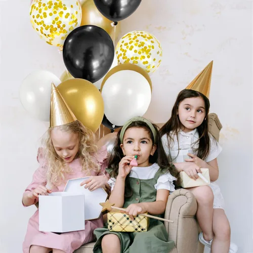 Vista 8 de Paquete de 50 globos de látex metálicos negros y dorados de 12 pulgadas con 1 rollo de cinta para decoración de cumpleaños, graduación, celebración