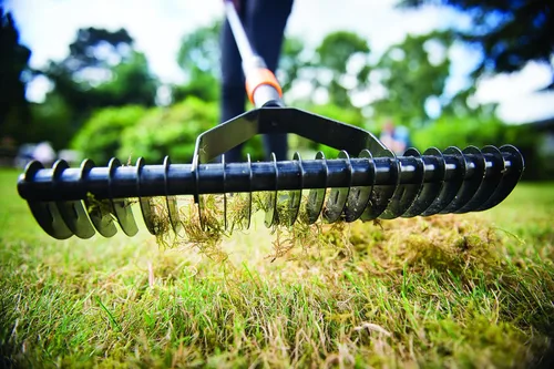 Vista 7 de Fiskars QuikFit 1000655 - Rastrillo aireador, cabezal de herramienta, ancho: 14.6 in, negro/naranja
