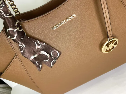 Vista 8 de MICHAEL Michael Kors Jet Set Bolsa de hombro de cadena grande con cartera grande para teléfono y bufanda delgada
