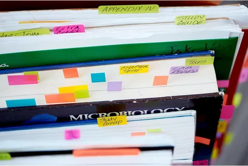 Vista 7 de Post-it Banderas pequeñas de índice, paquete económico, paquete de 8 blocs + 2 flechas gratis, 328 banderas por bloc, 0.469 in x 1.701 in, amarillo