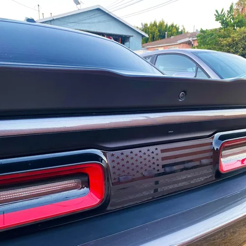 Vista 4 de Xinghe Divisor Central de Luz Trasera para Dodge Challenger 2015-2023, Calcomanías de Bandera Americana para Pegatina de Luz Trasera Accesorios