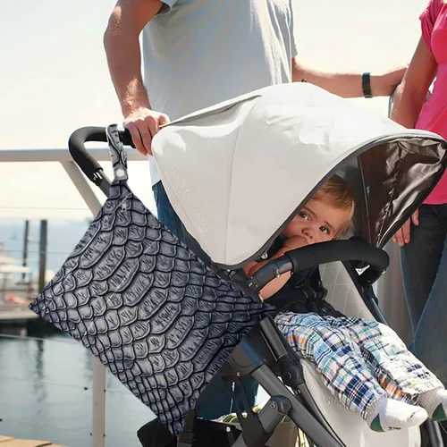 Vista 2 de 2 bolsas húmedas con estampado 3D de piel de serpiente con bolsillos con cremallera, lavable, reutilizable, espaciosa, bolsa de pañales para viajes