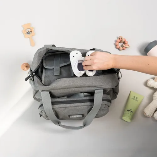 Vista 2 de Beaba Geneva - Bolsa de pañales multifunción para bebé, incluye correa extraíble para cochecito, cambiador y bolsa aislada, (gris)