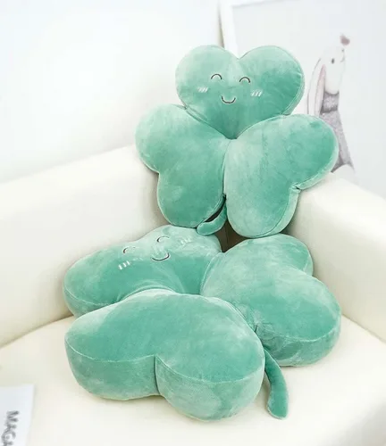 Vista 2 de Cyprinus Carpio Lucky - Almohada de felpa de trébol de cuatro hojas, cojín de relleno suave con cara sonriente para los fanáticos del fútbol, dije