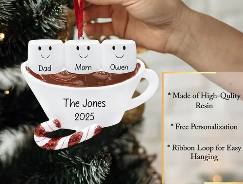 Vista 3 de Adorno de Navidad personalizado de familia de 3 de chocolate caliente 2026 Malvaviscos personalizados en taza de cacao con bastón de caramelo