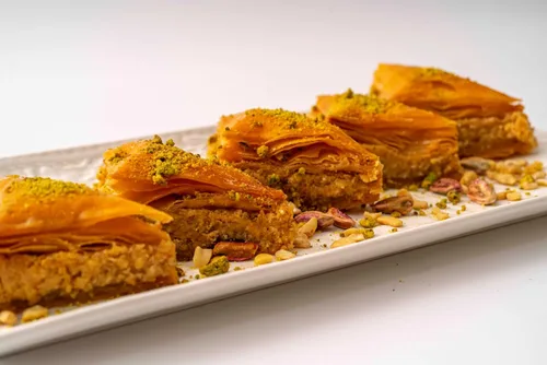 Vista 2 de Cedar Pastries Baklava triangular tradicional de 16 piezas – Surtido de anacardos, almendras y nueces Postre mediterráneo hecho a mano Kosher