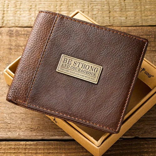 Vista 4 de Christian Art Gifts Cartera de cuero genuino para hombre Fuerte y valiente con incrustaciones de latón " Deuteronomio 316 versículo de la Biblia