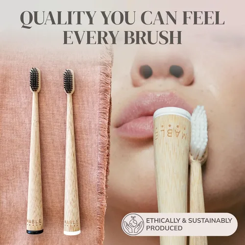 Vista 3 de MABLE Paquete de dos cepillos de dientes de bambú para adultos Cepillos de dientes de cerdas suaves con infusión de carbón Madera natural