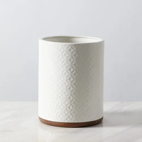 Vista 4 de Papelera decorativa de cerámica con base de madera (blanco y beige)
