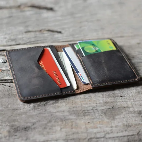 Vista 2 de Cartera minimalista hecha a mano de cuero envejecido para hombres tarjetero para regalos flores marrones