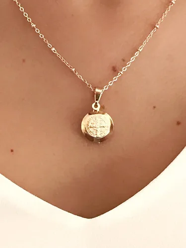 Vista 6 de LESLIE BOULES Collar con medalla de San Benito chapado en oro de 18 quilates para mujer, joyería religiosa
