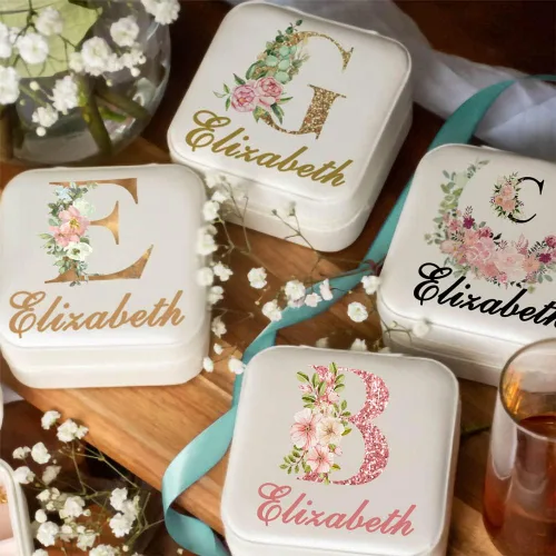 Vista 6 de iDWYN Joyero de cuero personalizado con inicial de nombre y flor, estuche organizador de joyas, estuche organizador de joyas, regalos de cumpleaños