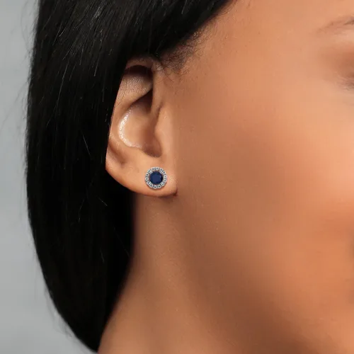 Vista 3 de Gem Stone King Aretes redondos de plata de ley 925 con zafiro azul y moissanita blanca y moissanita blanca para mujer