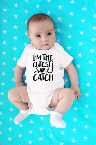 Vista 12 de CBTwear Traje de bebé con texto en inglés «I'm the Cutest Catch», adorable mameluco para niño y niña, divertido y lindo traje infantil