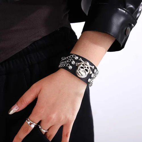 Vista 2 de Pulsera negra de piel sintética Punk Rock Pulseras de calavera pulsera gótica de los años 80s90s Pulsera con tachuelas para mujeres y hombres