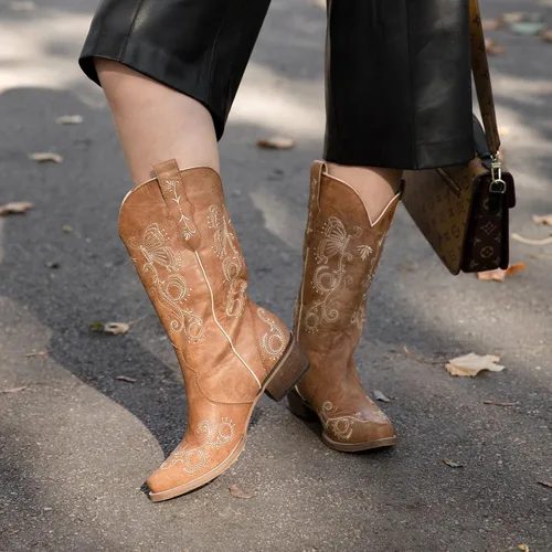 Vista 4 de Rollda Botas vaqueras para mujer, botas vaqueras bordadas a media pantorrilla, botas occidentales para mujer, botas desgastadas con pestañas