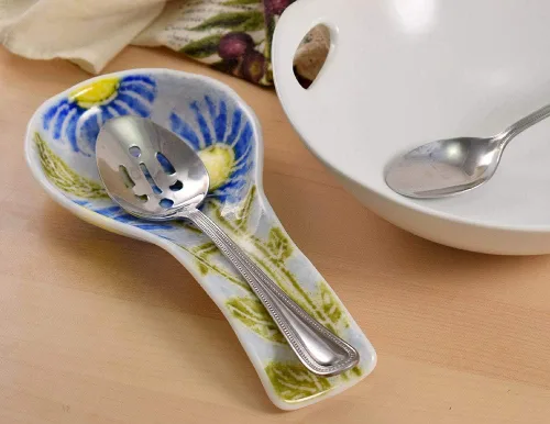 Vista 3 de Cuchara de cocina floral de vidrio fundido hecho en Estados Unidos (margarita azul)
