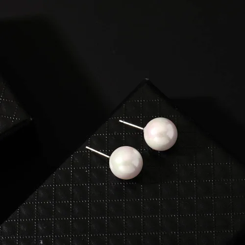 Vista 4 de lureme 4 pares de pendientes redondos de perlas de concha simulada para mujeres niñas pendientes de perlas de imitación paquete (er006323)