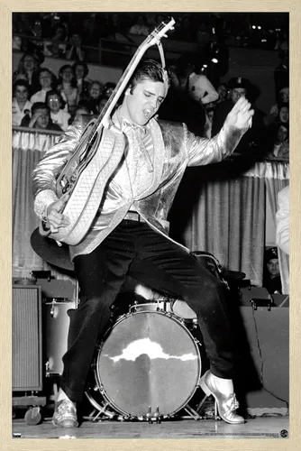 Vista 7 de Trends International Elvis Presley - Póster de pared de caderas, 22.4 pulgadas de largo x 14.7 pulgadas, versión enmarcada en madera de granero