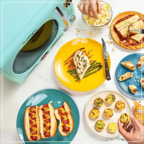 Vista 135 de Nostalgia Horno microondas retro compacto para encimera, 0.7 pies cúbicos, 700 vatios con pantalla digital LED, bloqueo para niños, interior fácil