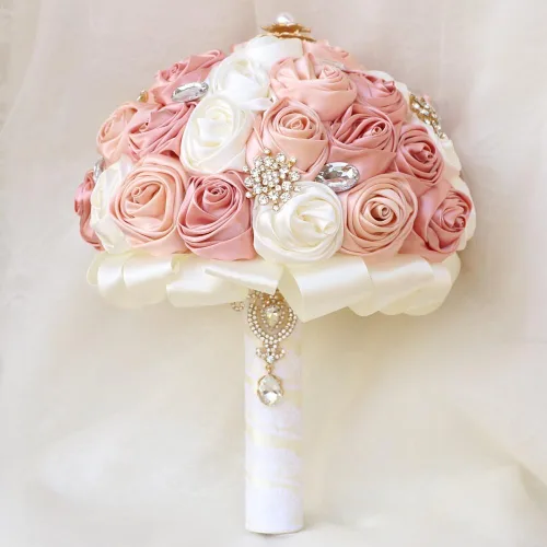 Vista 2 de Ramo de Boda Nupcial Rosa Rubor y Marfil con Broche Dorado Brillante con Diamantes de Imitación para Novia Dama de Honor Quinceañera Ramo de Flores